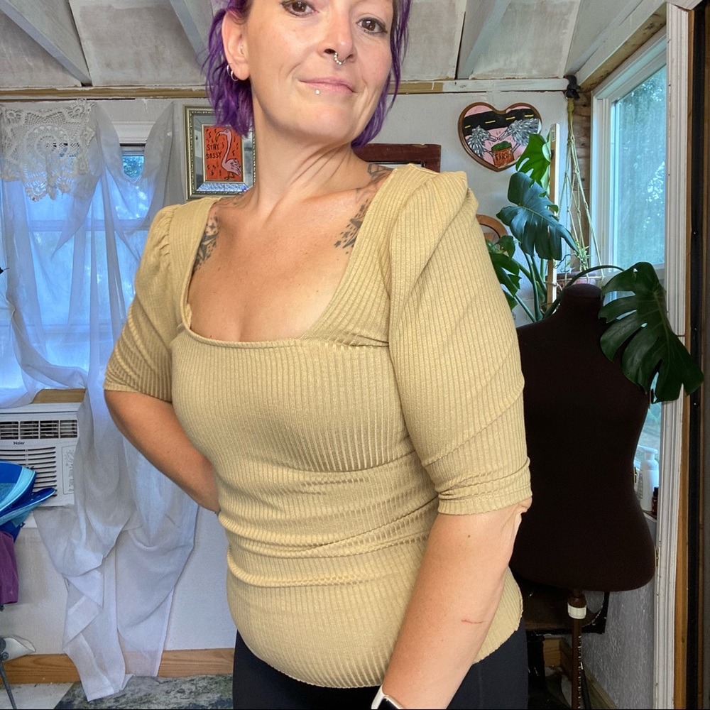 THE RANGE Ribbed Knit Puff Sleeve Neutral Classic Top  Beige Tan Size Small - Picture 9 of 17